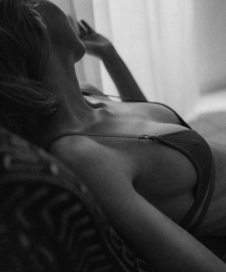 Niki Anson star art pictures