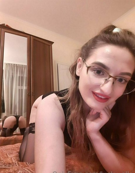 lucky ella nude actress picture