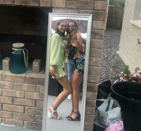 Aiobhin model hot img