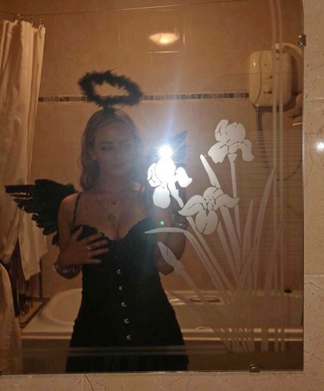 Aiobhin art model photo