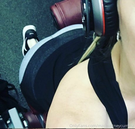 mzcourtneycummz exclusive actress photos