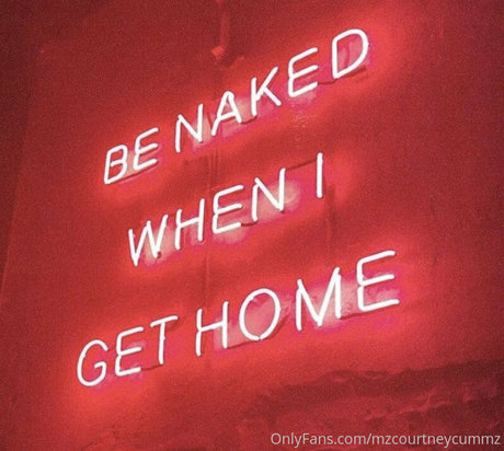 mzcourtneycummz sexy model picture