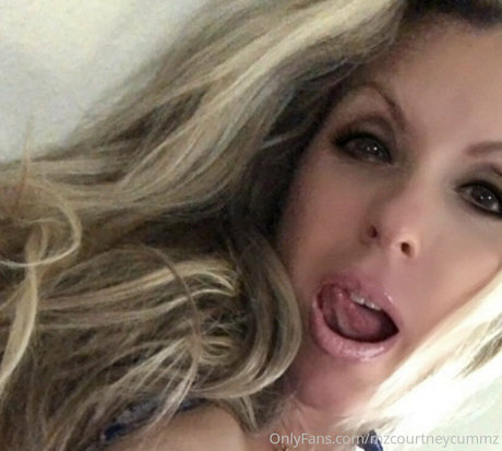 mzcourtneycummz hd pornstar photo