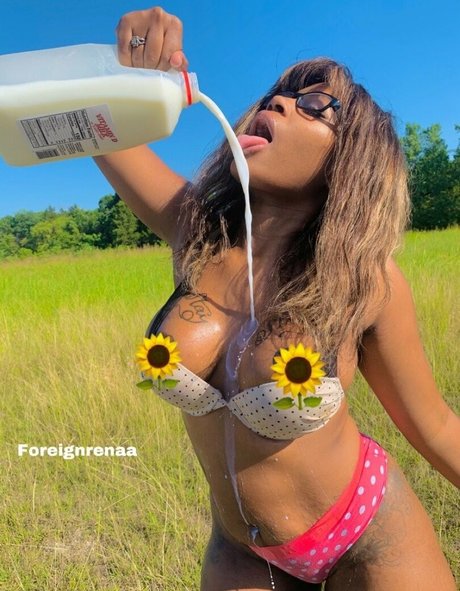 foreignrenaa model naked photo