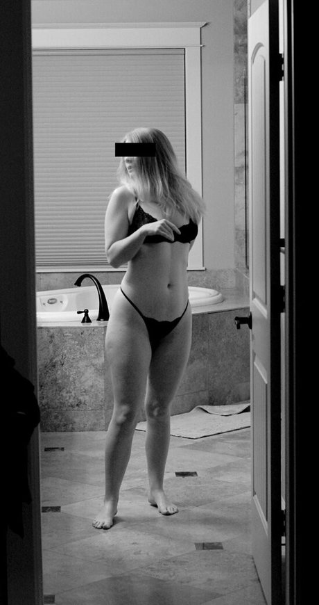 momsdoor model nudes pics