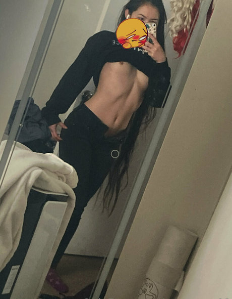 momome03 xxx model image