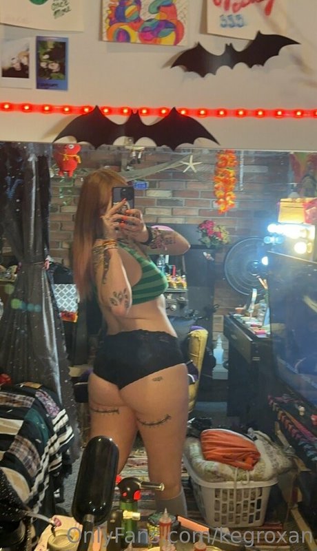 kegroxan naked model pictures