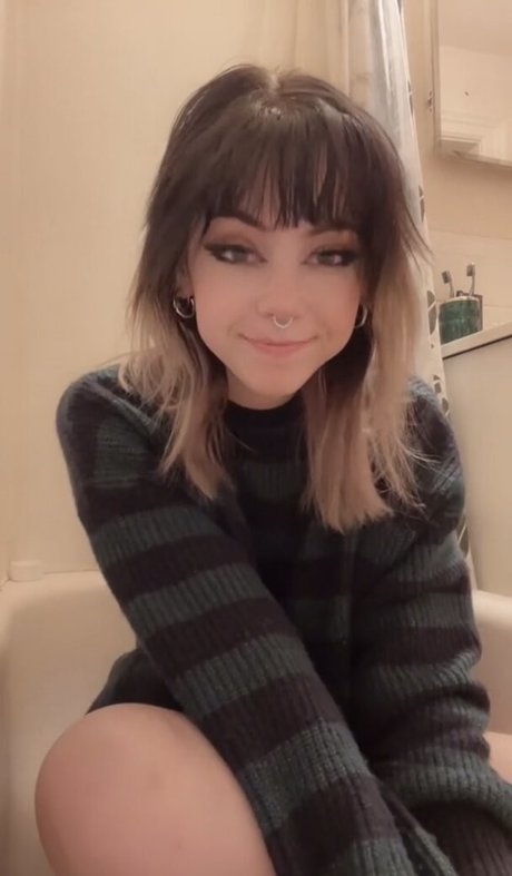 OkayGnomie porn model pic