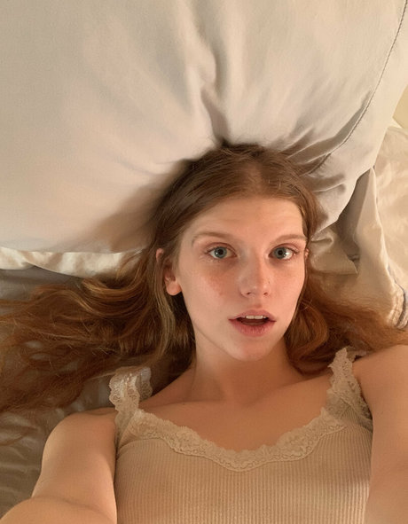 sexyredinbedfree top star photos