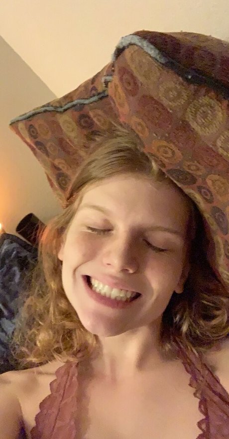 sexyredinbedfree free model image