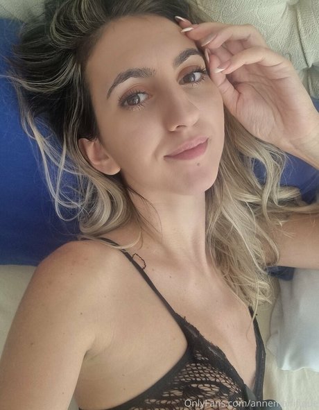 Annemanifique naked pornstar photos