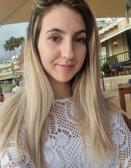 Annemanifique beautiful model img