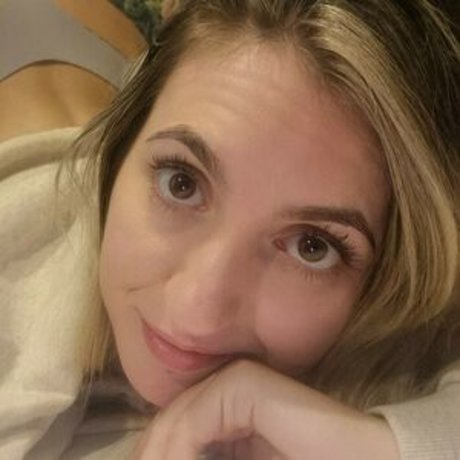 Annemanifique model naked img