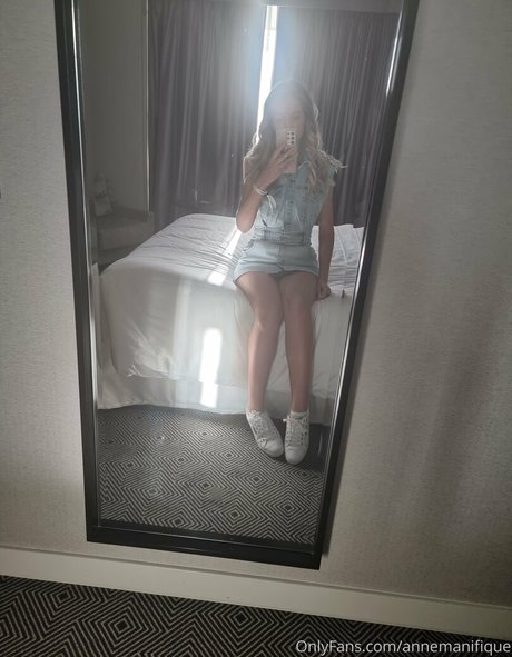 Annemanifique model naked img