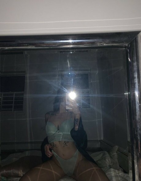 kambiiiii model nude pic