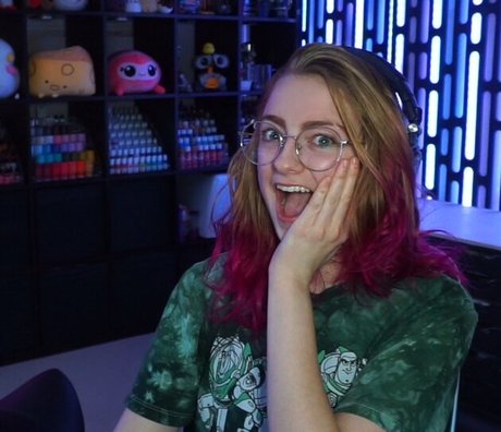 SuopOnTwitch model pornographic photos