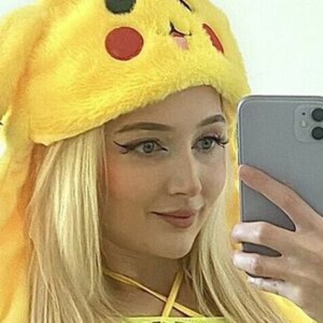 Vivii Plays model exclusive pictures