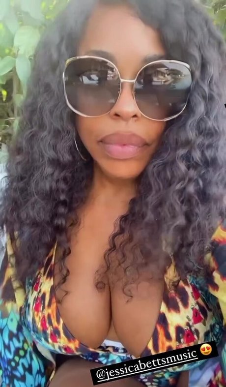 Niecy Nash model pretty pictures