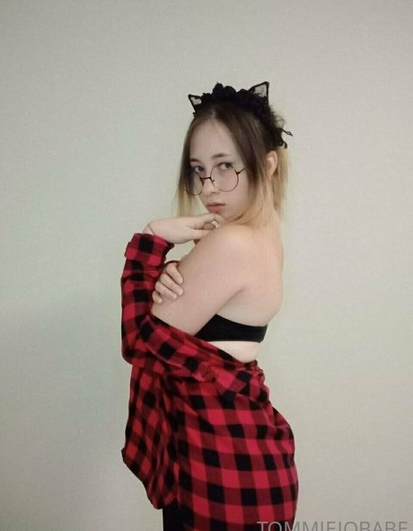 Tommiejobabe star porn pictures