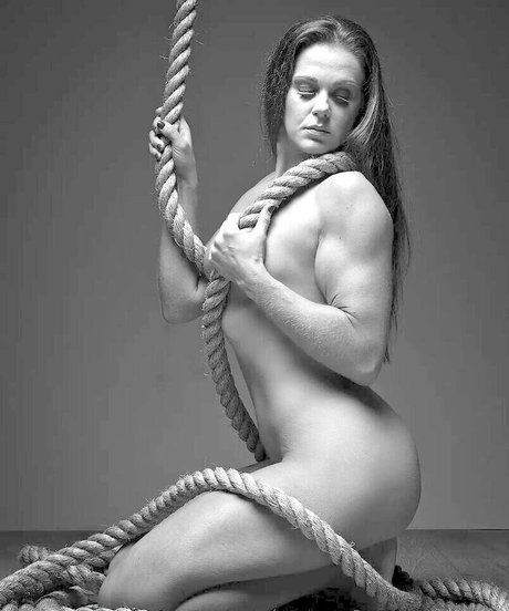 emij 32 pornstar hot pics