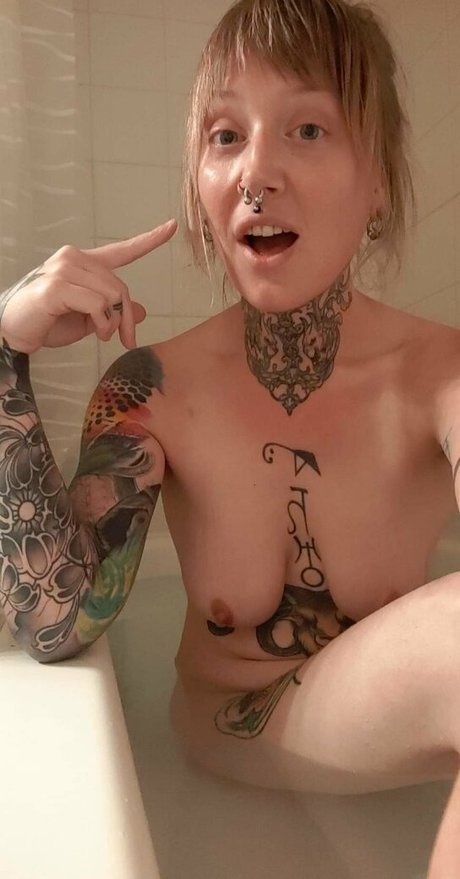 thesavorypie naked actress pic