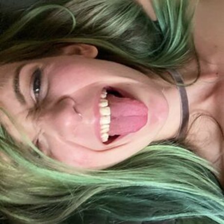 EveElliot model top pic