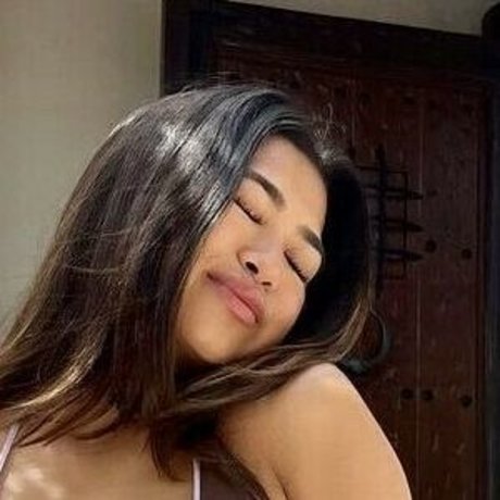 Krischelle Delgado free model photo