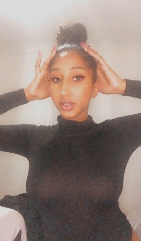 SannaTwinkle pretty model picture