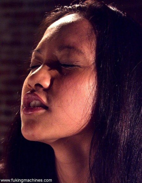 Loni Punani erotic actress img