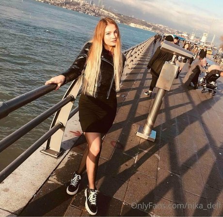 nika delf model art archive