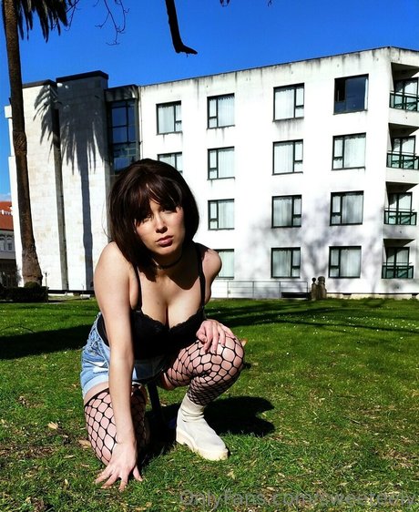 sweeteely pornstar naked gallery