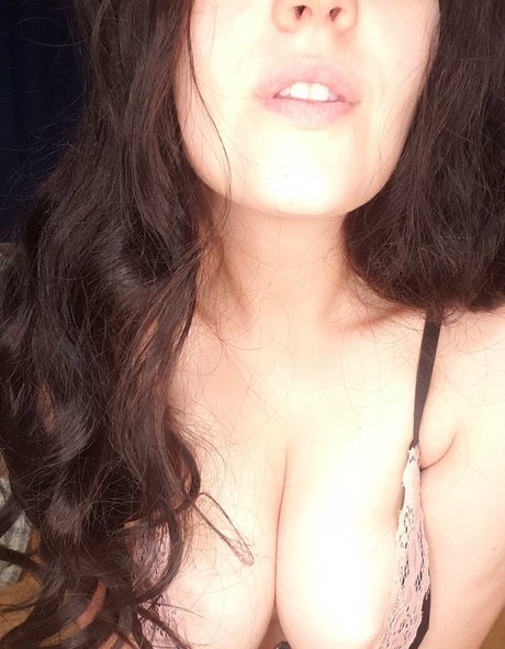 sout tout naked actress image