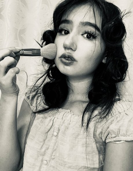 ooficialanie hot model img