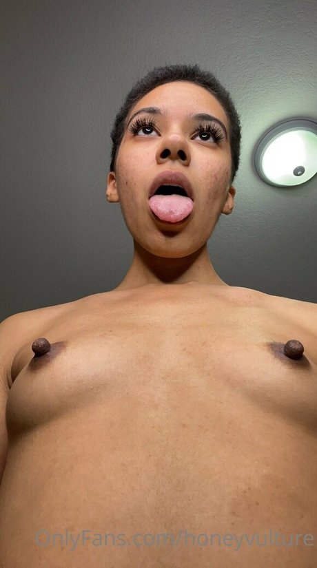HoneyVulture star sexy pics