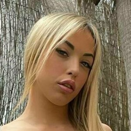 brokelynbabe nude pornstar picture