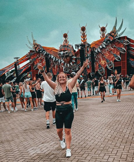 Sarah Neuhaus model adult pictures