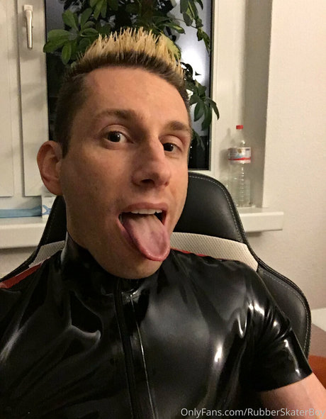 rubberskaterboy star naked image