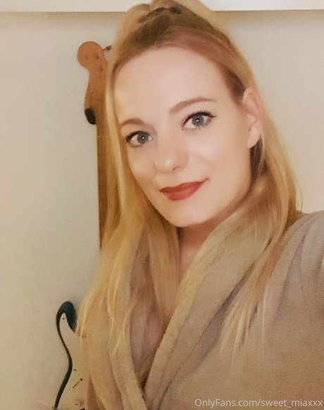 sweet miaxxx star pornographic image