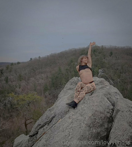 lovlylindss model hot picture