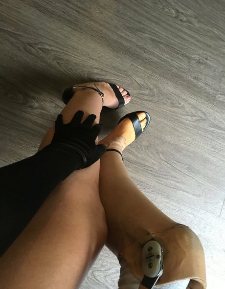 mseileenwrightfree model pretty img