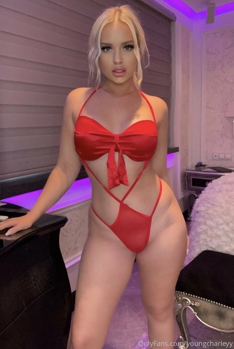 youngcharleyy beautiful model image
