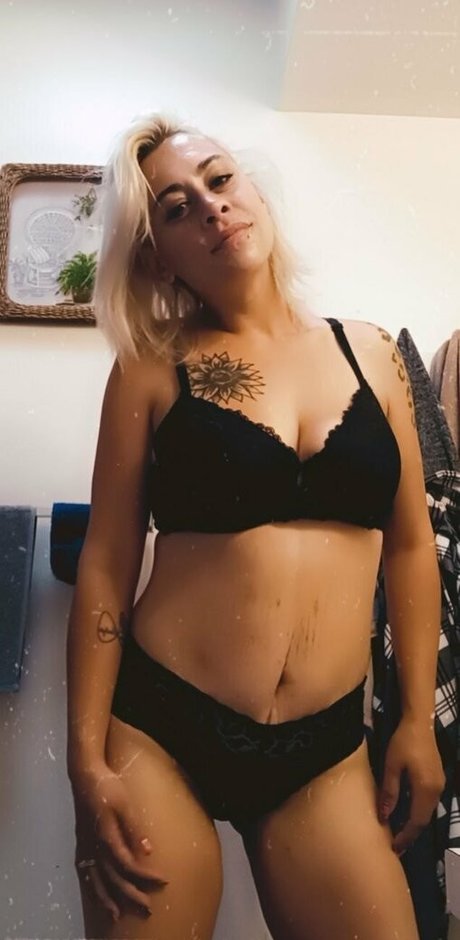 alyyjane model naked picture