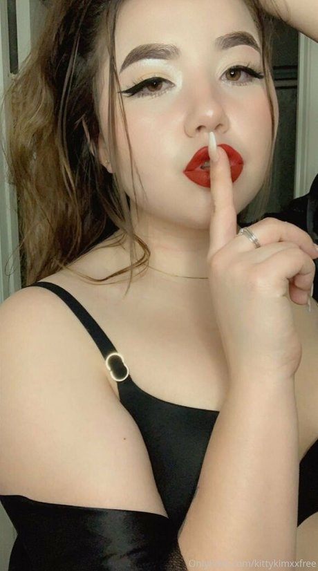 kittykimxxfree erotic model images