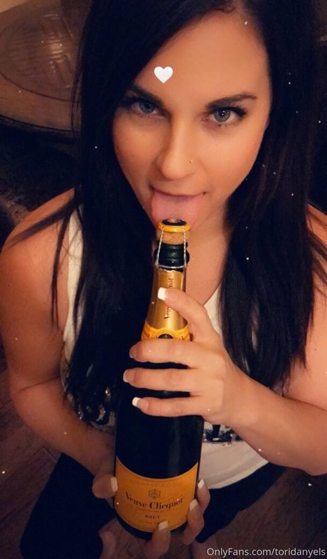 toridanyels sex model photo