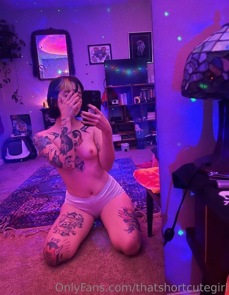 thatshortcutegirl nude model pic