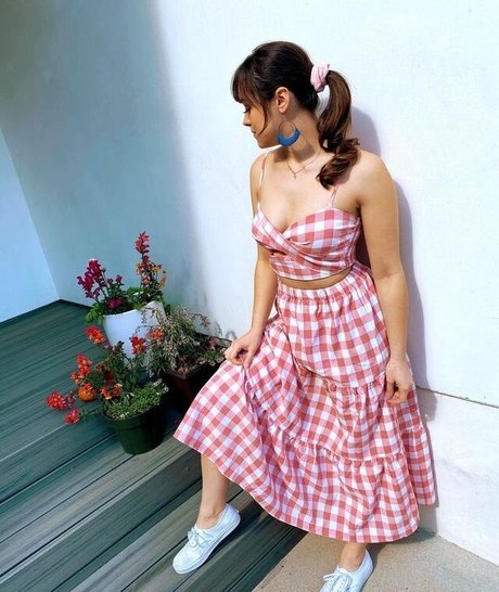 Hayley Orrantia nude model archive