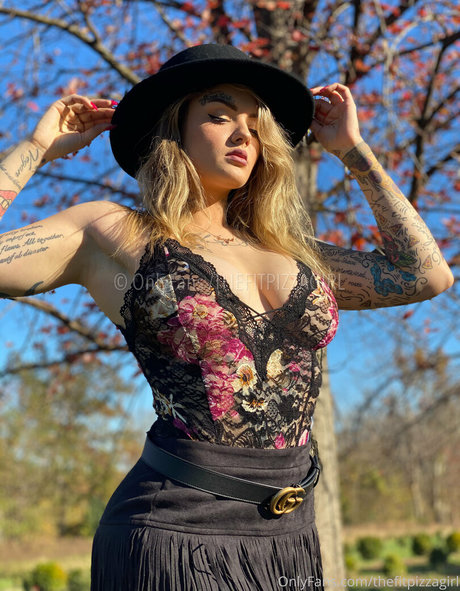 thefitpizzagirl hot star image