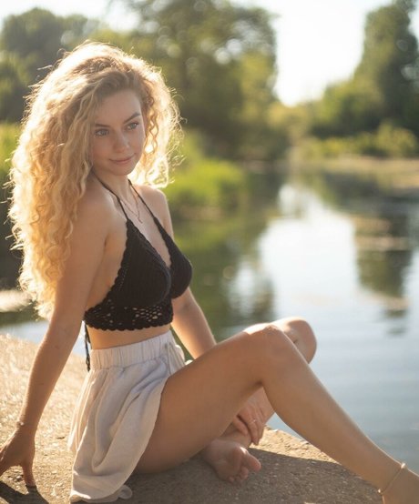 Dalmalaluna nude model pic