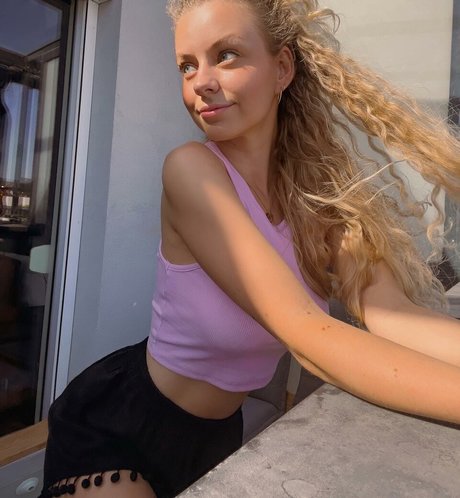 Dalmalaluna hot actress pictures