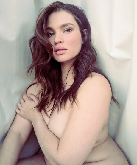 Tara Lynn pretty pornstar photo